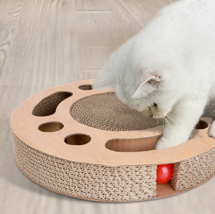 Krabkarton bal speelgoed voor katten en kitten. Met een diameter van 33 cm is het een groot kattenspeeltje