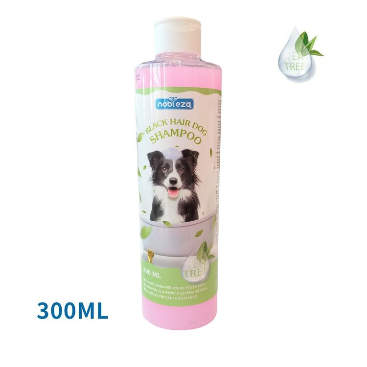 Shampoo voor honden met een zwarte vacht.
