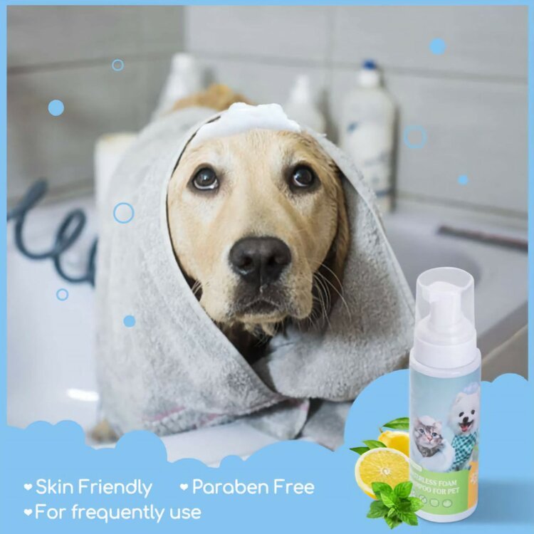 Breng de droogshampoo aan op de vacht van het huisdier en droog deze af met een handdoek