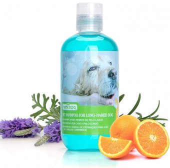 Shampoo voor honden met een lange vacht, met anti-klit effect. Diepe en zachte reiniging van de huid en vacht.